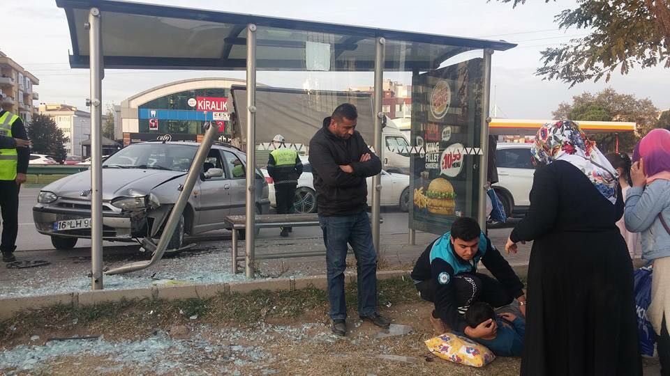 Bursada Otomobil Otobüs Durağına Daldı: 2 Yaralı