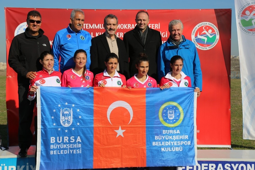 Büyükşehirin Atletleri Kürsüden İnmiyor