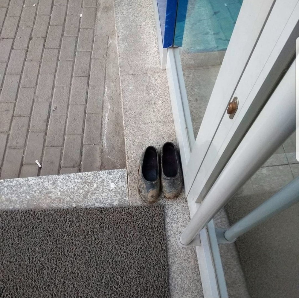 Çamurlu Kara Lastiklerini Çıkarıp Bankaya Çoraplarıyla Girdi