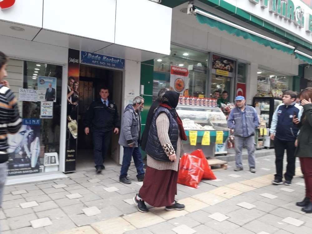 Çatıda Çalışan Genç, 5. Kattan Havalandırma Boşluğuna Düşerek Öldü
