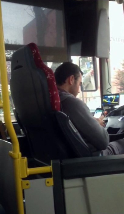 Cep Telefonu İle Oynayan Sürücü Psikoteknik Değerlendirme Merkezine Sevk Edildi