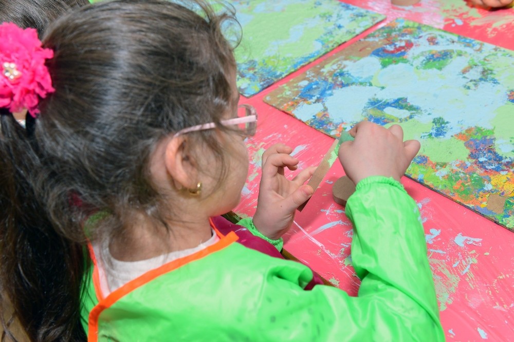 Çocuklar Kendi Kuklalarını Kendileri Yapıyor