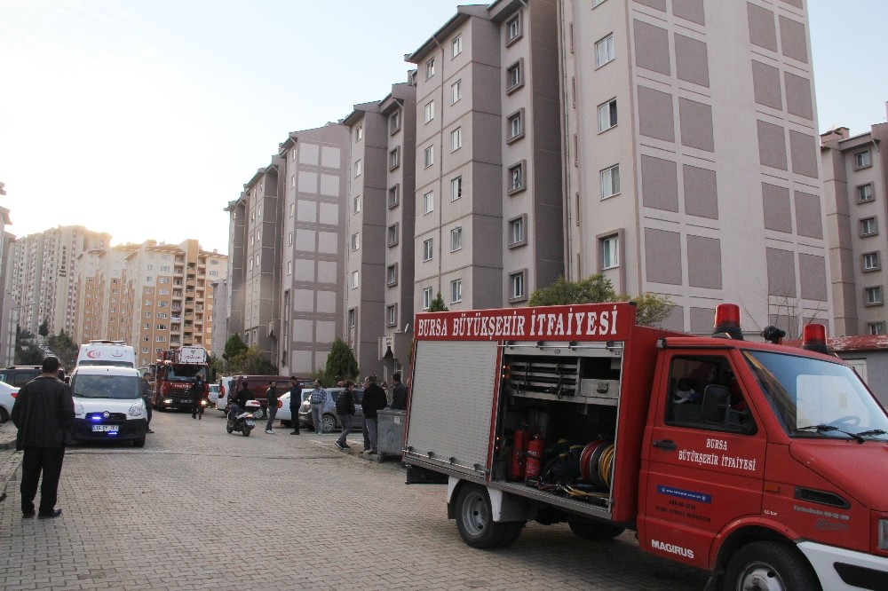 Erkek Arkadaşını Rehin Aldı