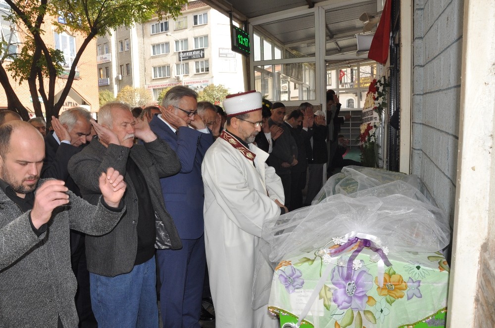 Genç Kız Gözyaşlarıyla Toprağa Verildi