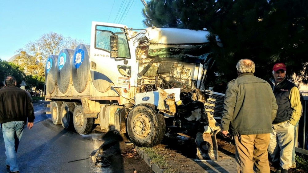 Gözünü Güneş Alan Tanker Sürücüsü Kaza Yaptı