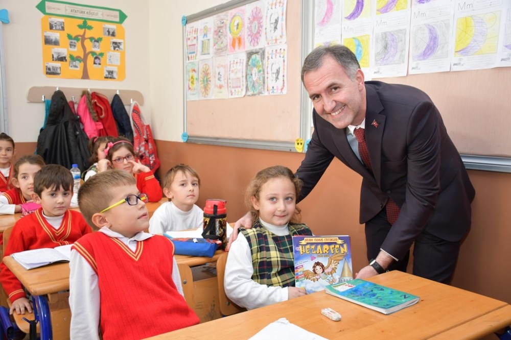 İnegöl Belediyesi Öğrencilere Kitap Dağıttı