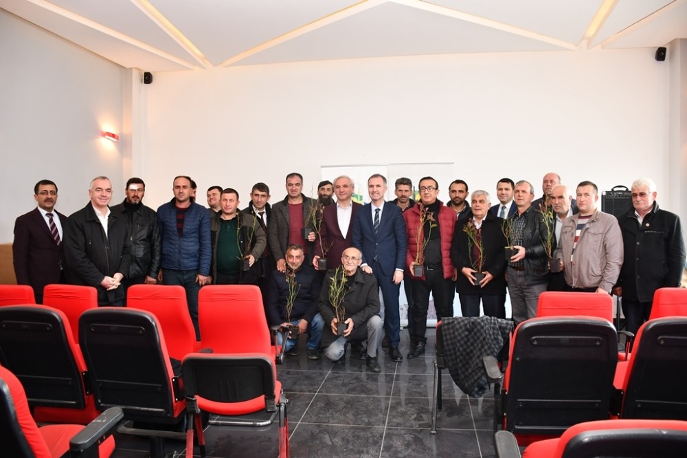 İnegöllü Çiftçilere Yaban Mersini Fidanı