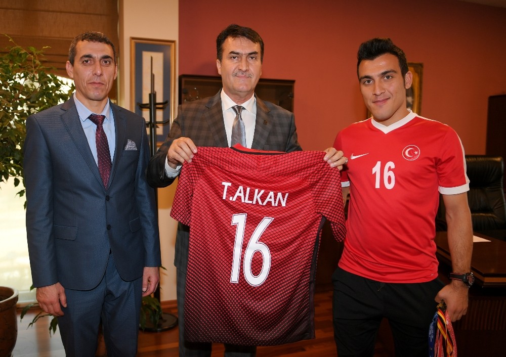 İşitme Engelli Milli Futbolcudan Dündara Ziyaret