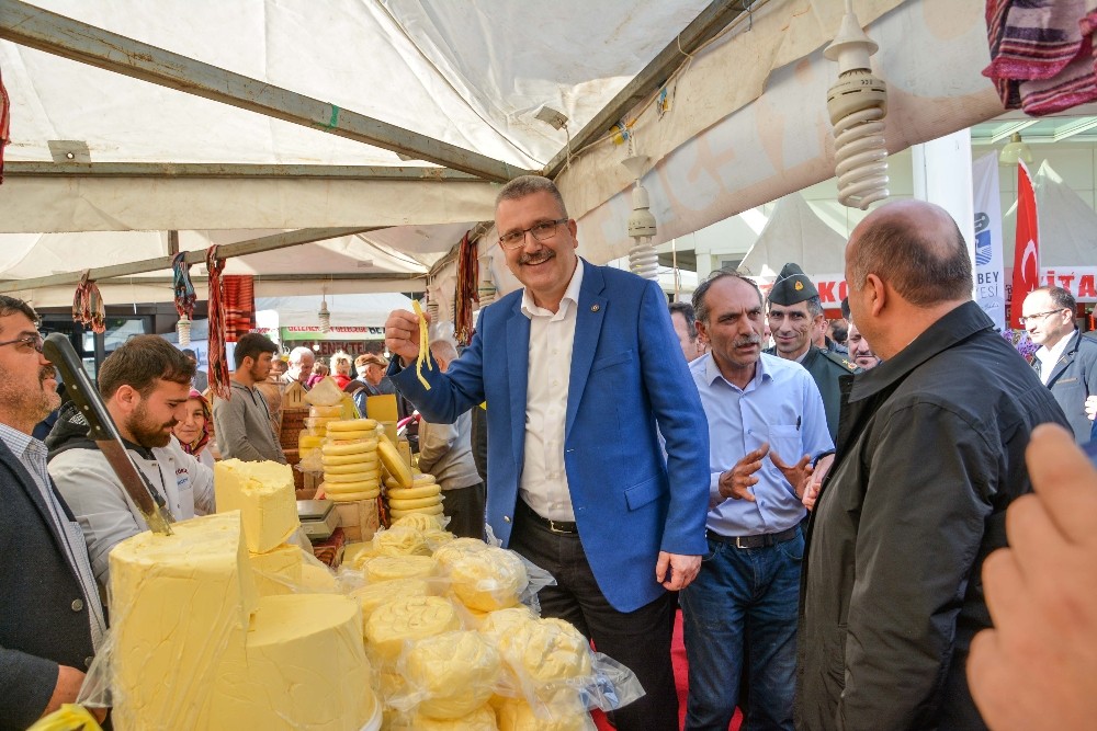 Karacabeyde Kitap, Kültür Ve Yöresel Ürün Günleri Başladı