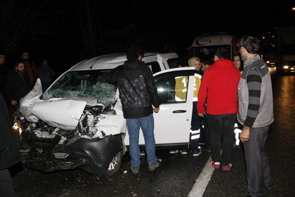 Kırmızı Işıkta Duran Tıra Arkadan Çarptı