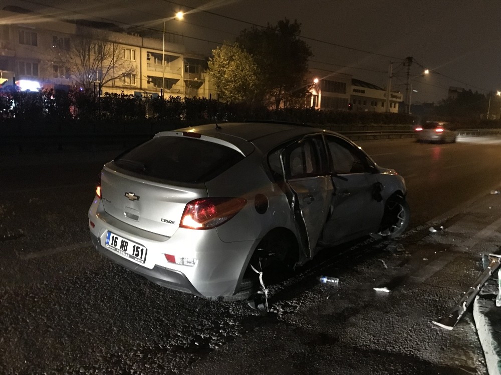 Kontrolden Çıkan Araç Bariyerlere Çarptı: 2 Yaralı