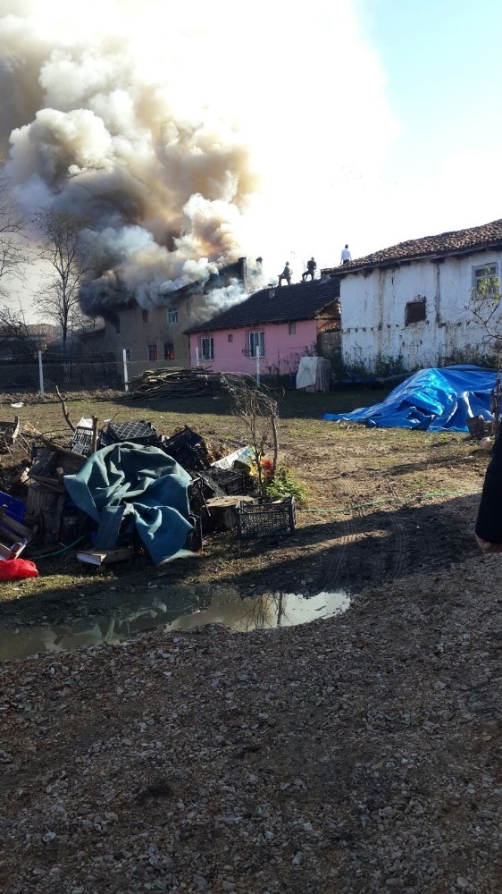 Köy Evi Alev Alev Yandı