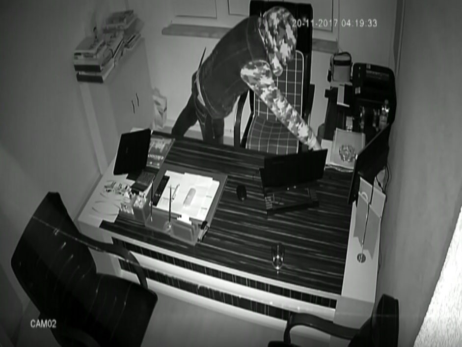 Laptopları Çalarken Kapşonla Yüzünü Kapattı