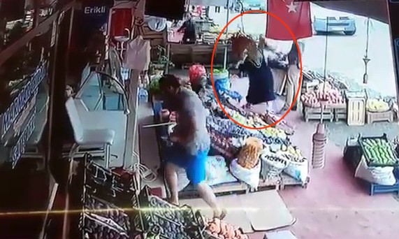 Mahkeme Pazarcı Kadınların Kavgasında Armudu Silah Saydı