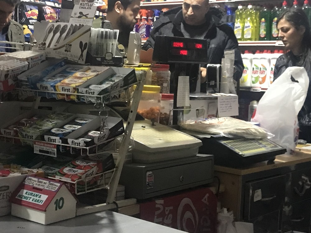 Markete Giren Silahlı Hırsızlar Güvenlik Kamerasına Takıldı