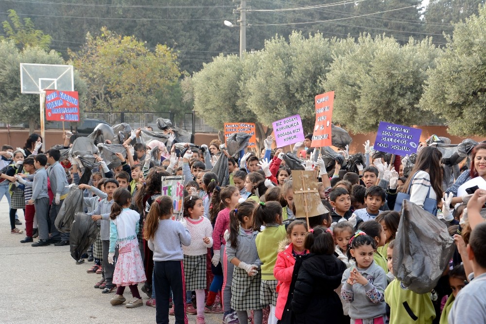Minik Eller Çevre İçin İş Başında