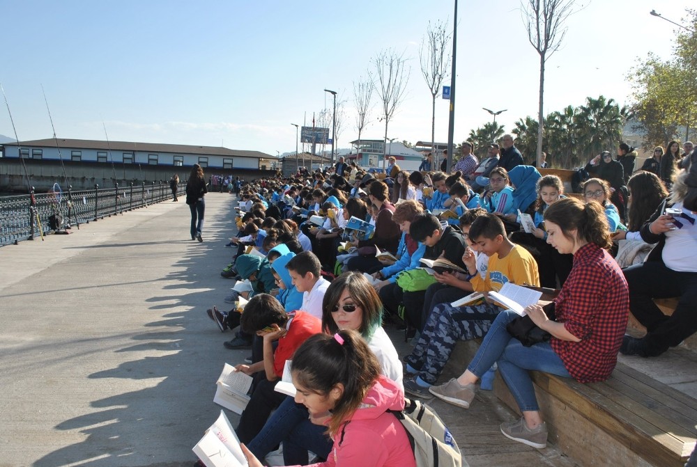 Mudanyalı Çocuklar Sahilde Kitap Okudu