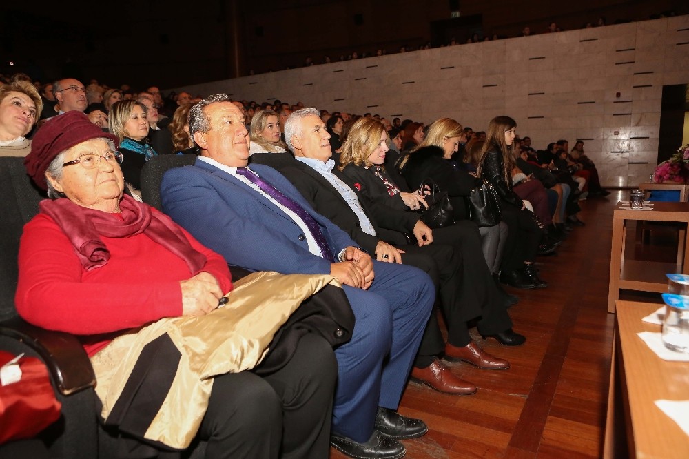 ‘Orada Duruverseydi Zaman Öğrenciler Yararına Sahnelendi