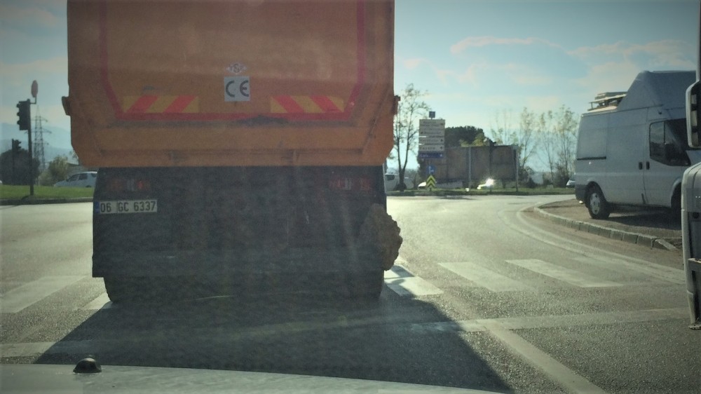 (Özel Haber) Tamponuna Sıkışan Onlarca Kiloluk Kaya Parçasıyla Gezen Kamyon Tehlike Saçtı