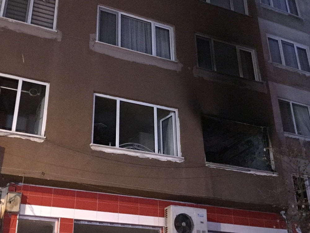 Para Vermeyen Babasına Kızdı, Kolonya Döküp Evi Yaktı