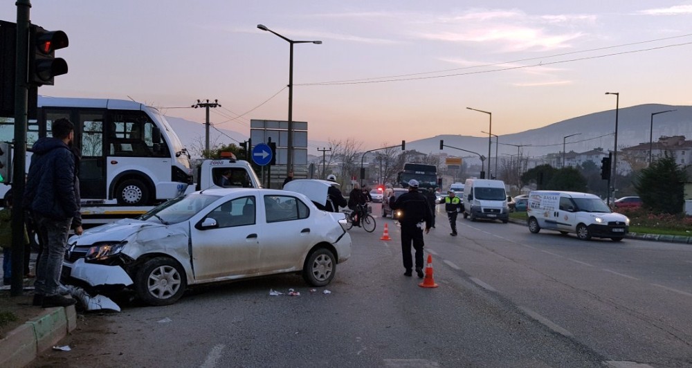 Tır İle Otomobil Çarpıştı: 3 Yaralı