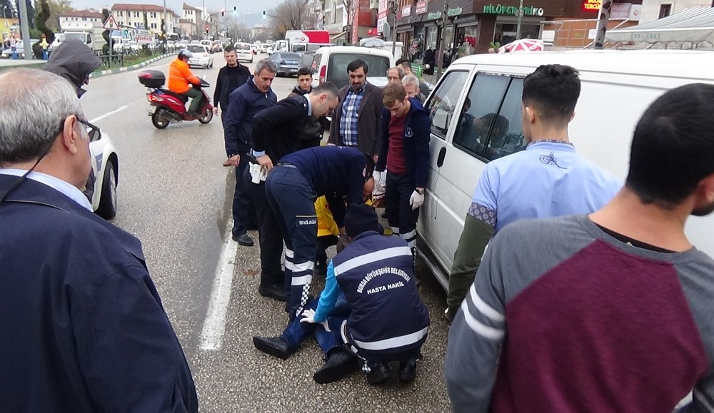 Yol Ortasında Sızan Madde Bağımlısına Aracın Çarpıp Kaçtığını Sandılar