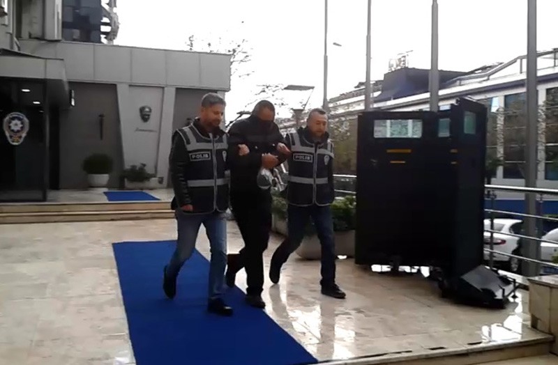 Yolda Bulduğu Kimlik Ve Ehliyet İle Dolandırmadığı Kalmadı