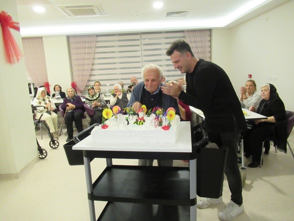 103 Yaşındaki Halil Dededen Yeni Yıl Pastası…