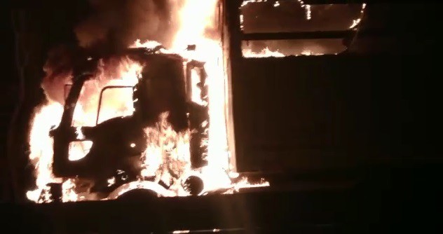 Alev Alev Yanan Tır Karayoluna Korku Saldı