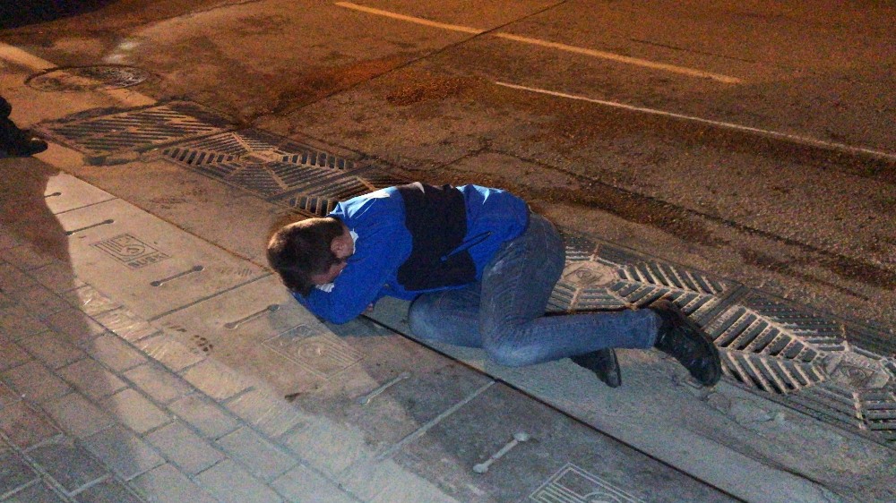 Alkollü Sürücü Kaza Yapınca Kendini Yere Attı