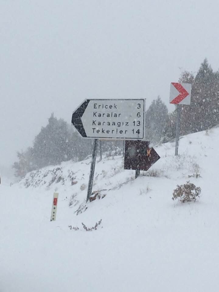 Aşırı Kar Yağışı O İlçede Köy Yollarını Kapattı, Ekipler Açtı
