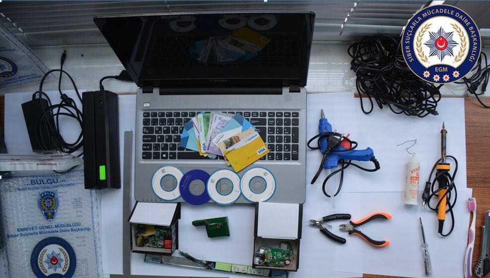 Atmlere Düzenek Yerleştiren Şüpheliler Suçüstü Yakalandı