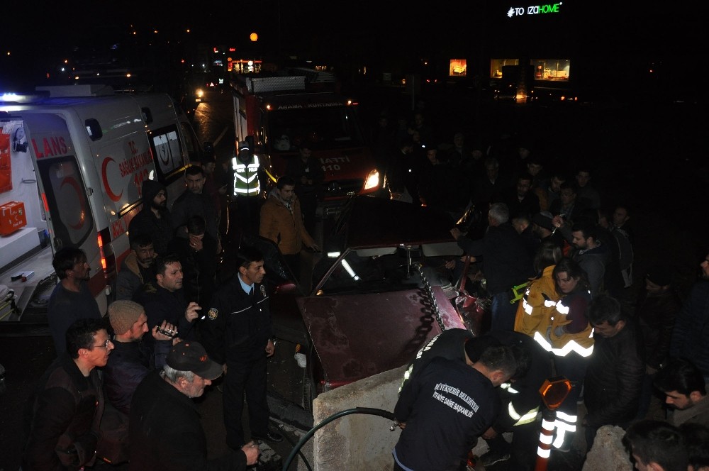 Bariyerlere Çarpan Otomobilde Can Pazarı