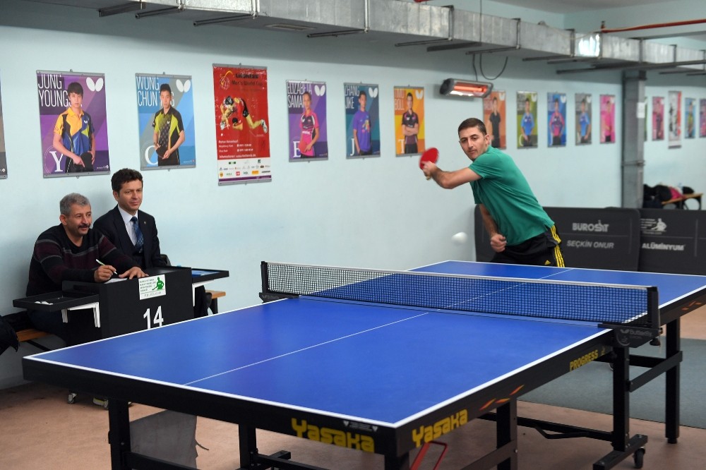 Belediye Personeli Masa Tenisiyle Stres Attı