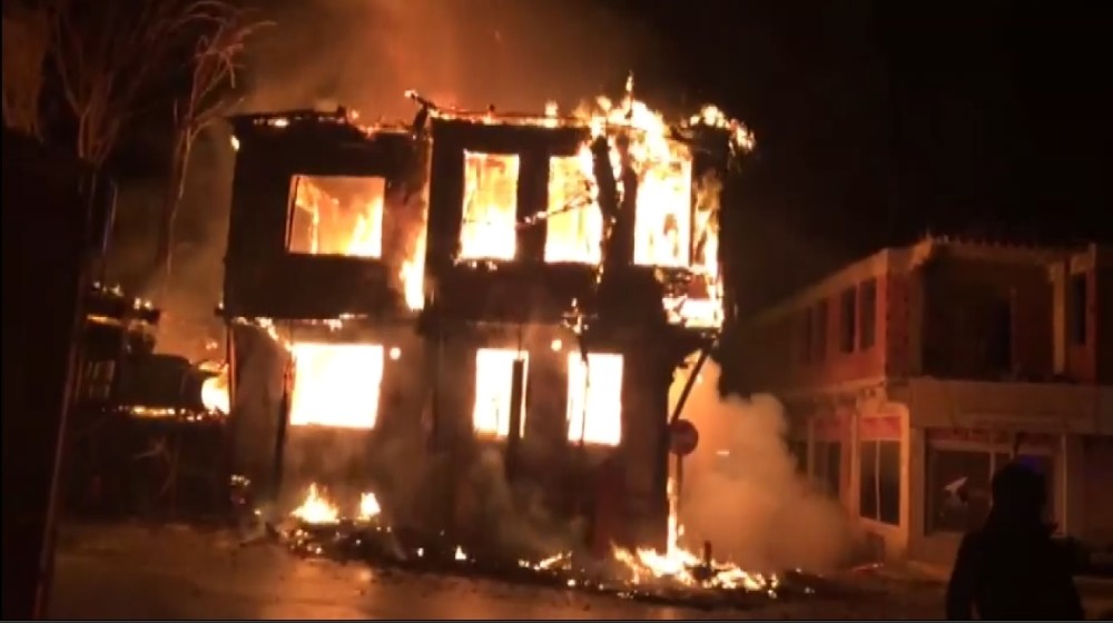 Bursada 2 Katlı Tarihi Ahşap Bina Alev Alev Yandı