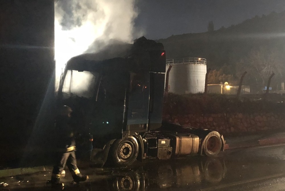 Bursada Direksiyonu Kilitlenen Tır Kaza Yaptı, Alev Alev Yandı