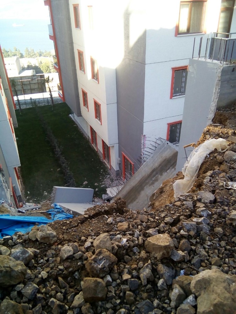 Bursada İstinat Duvarı Çöktü, Faciadan Dönüldü