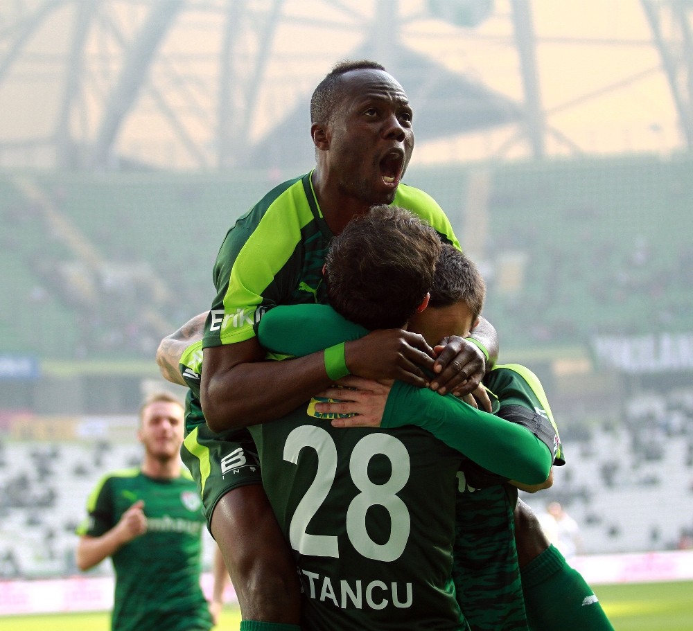 Bursasporlu Futbolcular Farklı Galibiyetin Sevincini Yaşıyor