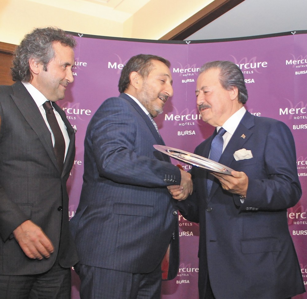 Cavit Çağlara Bir Ödül De Tekstilcilerden