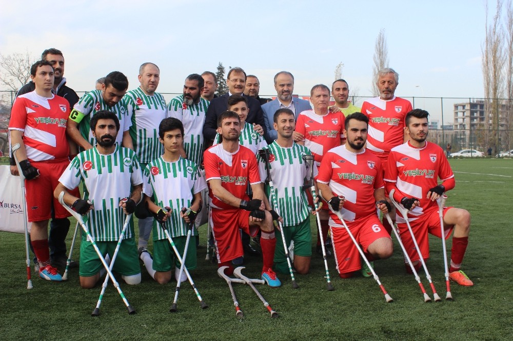 Engelliler Gününde Sakatlanan Afrikalı Futbolcunun Yardımına Başbakan Yardımcısı Koştu