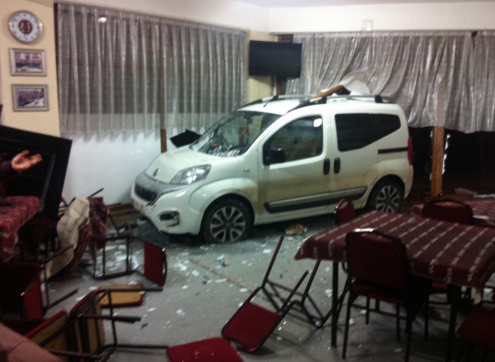 Kaçak Sigara Dolu Araçla Dernek Lokaline Daldı