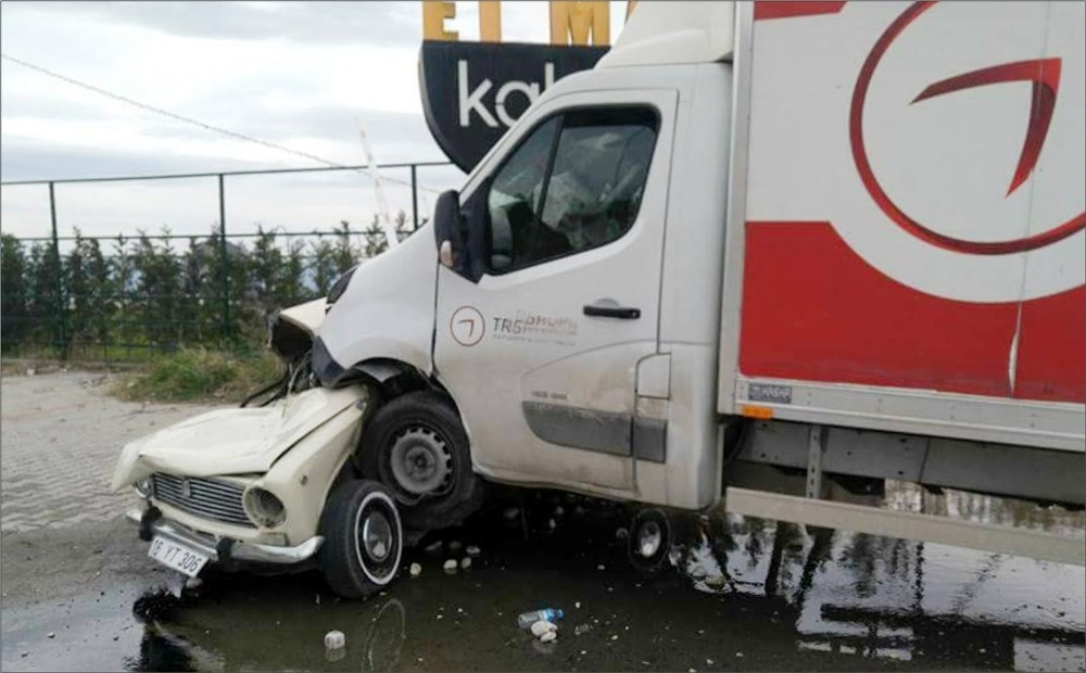 Kamyonet Park Halindeki Araca Çarptı 3 Yaralı