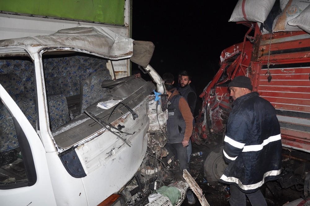 Kamyonlar Kafa Kafaya Çarpıştı