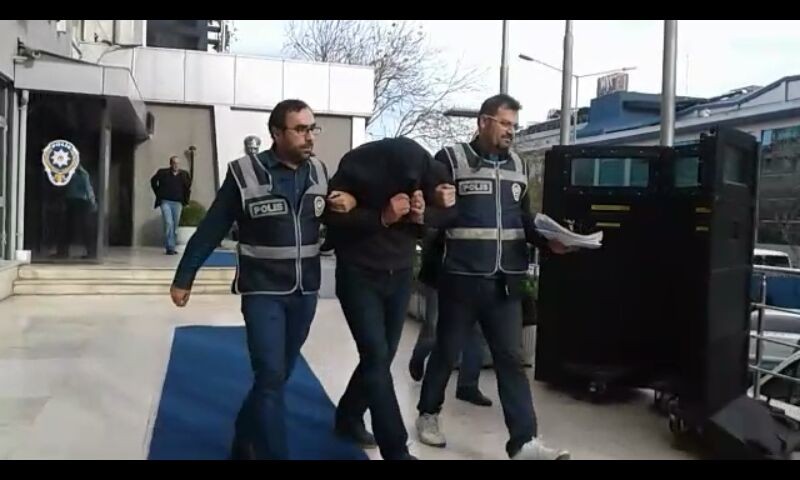 Meslekten İhraç Polis Memuru, Bakanlıktan Geliyorum Diyerek Fabrikaları Dolandırdı