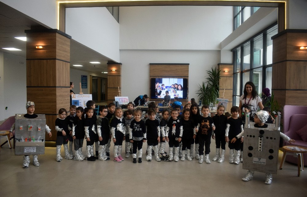 Öğrenciler Yaptıkları Kodlamayla Robotları Dans Ettirdi