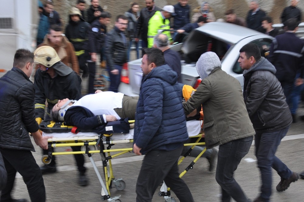 Otomobil, Otobüse Çarptı: 1 Ölü, 1 Yaralı