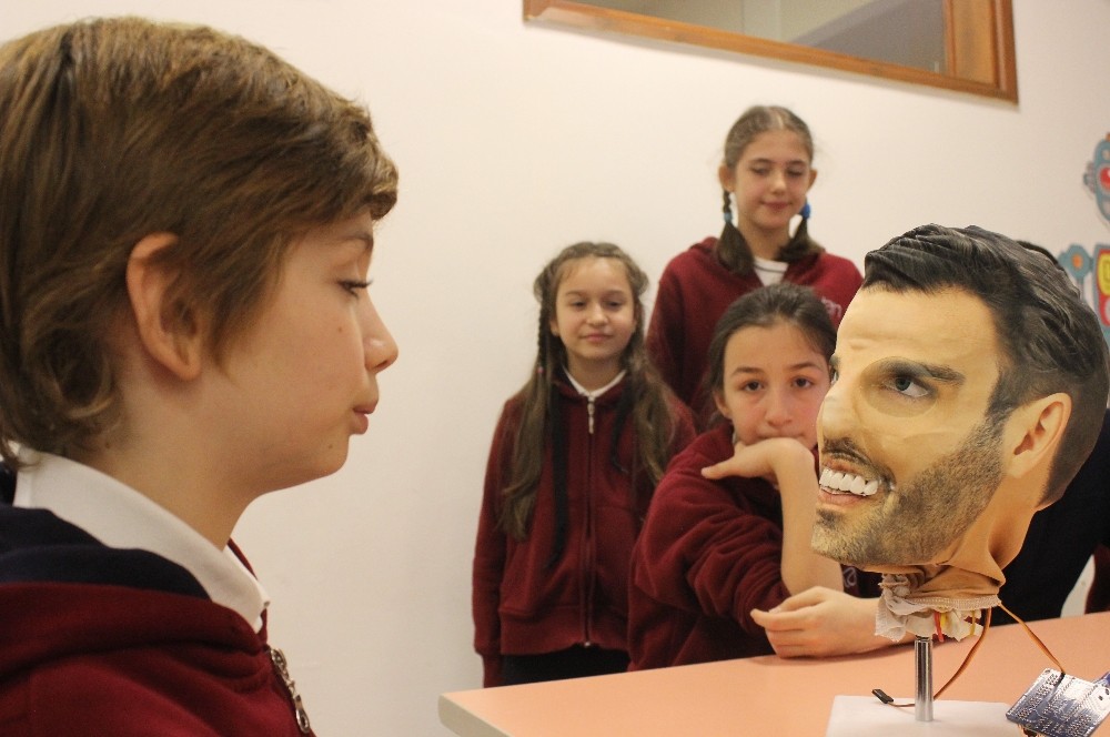 (Özel Haber) Ortaokul Öğrencilerinin Yaptığı Robot Her Soruya Cevap Veriyor