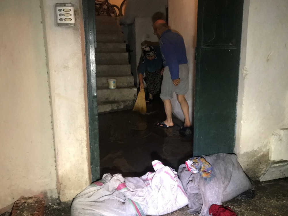 (Özel Haber) Yağmur Yağdı, Evleri Su Bastı