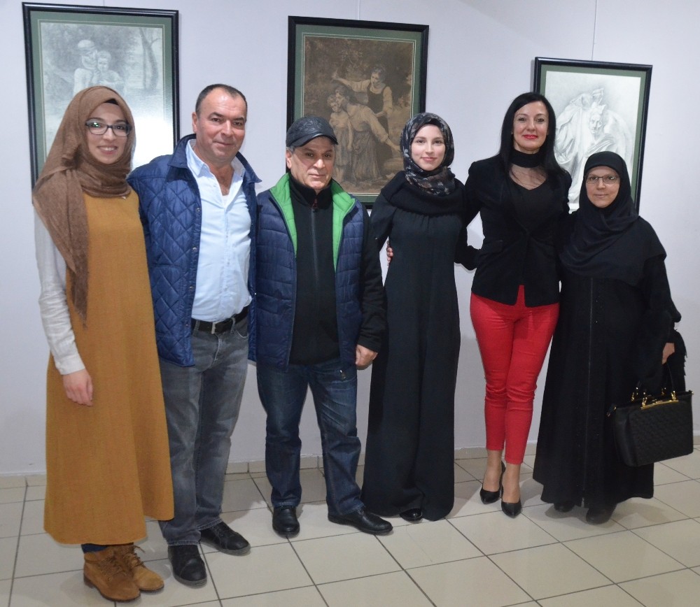 Rekortmen Dönercinin Kızından Karakalem Sergisi