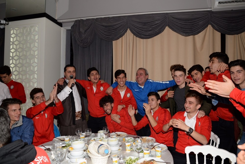 Şampiyon Hürriyetspora Moral Gecesi